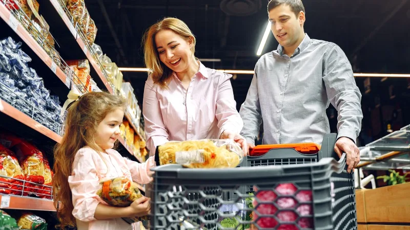 Markette alışveriş yapan kalabalık aile